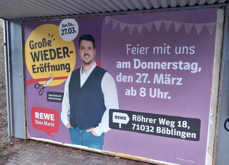 Werbung an einer Böblinger Bushaltestelle für die Wiedereröffnung.