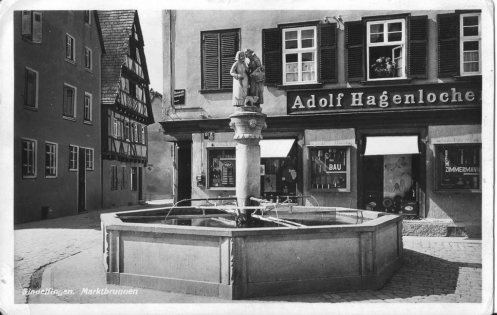 Der Schwätzweiberbrunnen auf einer alten Ansichtskarte. 1927 hat Friedrich Schäfers Vater Robert den Schwätzweiberbrunnen erstellt. Entworfen hat ihn unter dem Titel „das Geheimnis“ der Stuttgarter Professor Josef Zeitler (mit dem Robert Schäfer im Dauerstreit lag), gestiftet hat ihn die Firma Zweigart und Sawitzki.