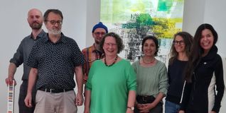 Auf dem Foto (von links): Ivan Zozulya (ehemaliger Vorsitzender), Ralf Rabemann (neuer stellvertretender Vorsitzender), Dirk Reimes (ehemaliger Ausstellungsleiter), Irmtraud Kienle (neue Vorsitzende), Uschi Schwaderer (Schatzmeister), Kirsten Hohaus (weiterhin Künstlerischer Beirat) sowie Maria Susy Nobre Gomes Areal Welter (neuer Künstlerischer Beirat).