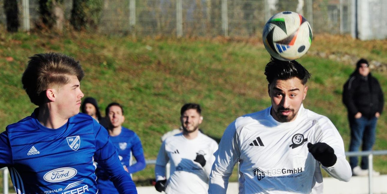Sindelfinges Hakan Kilinc (rechts) hat den Ball im Visier, Ben Seidel vom TSV Kuppingen ebenso.