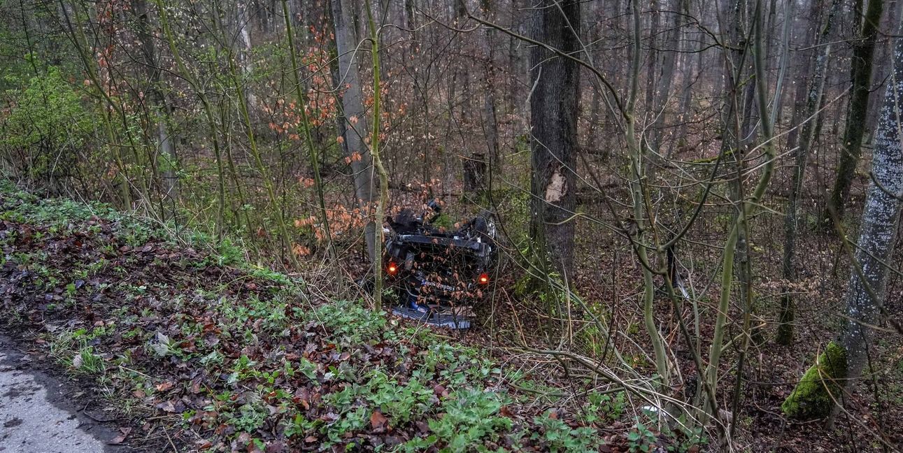 Das Auto musste mit einem Kran geborgen werden.