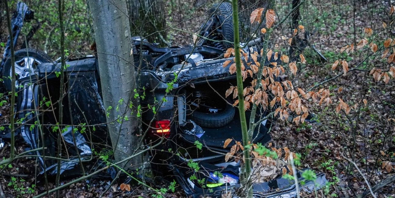 Das Auto musste mit einem Kran geborgen werden.