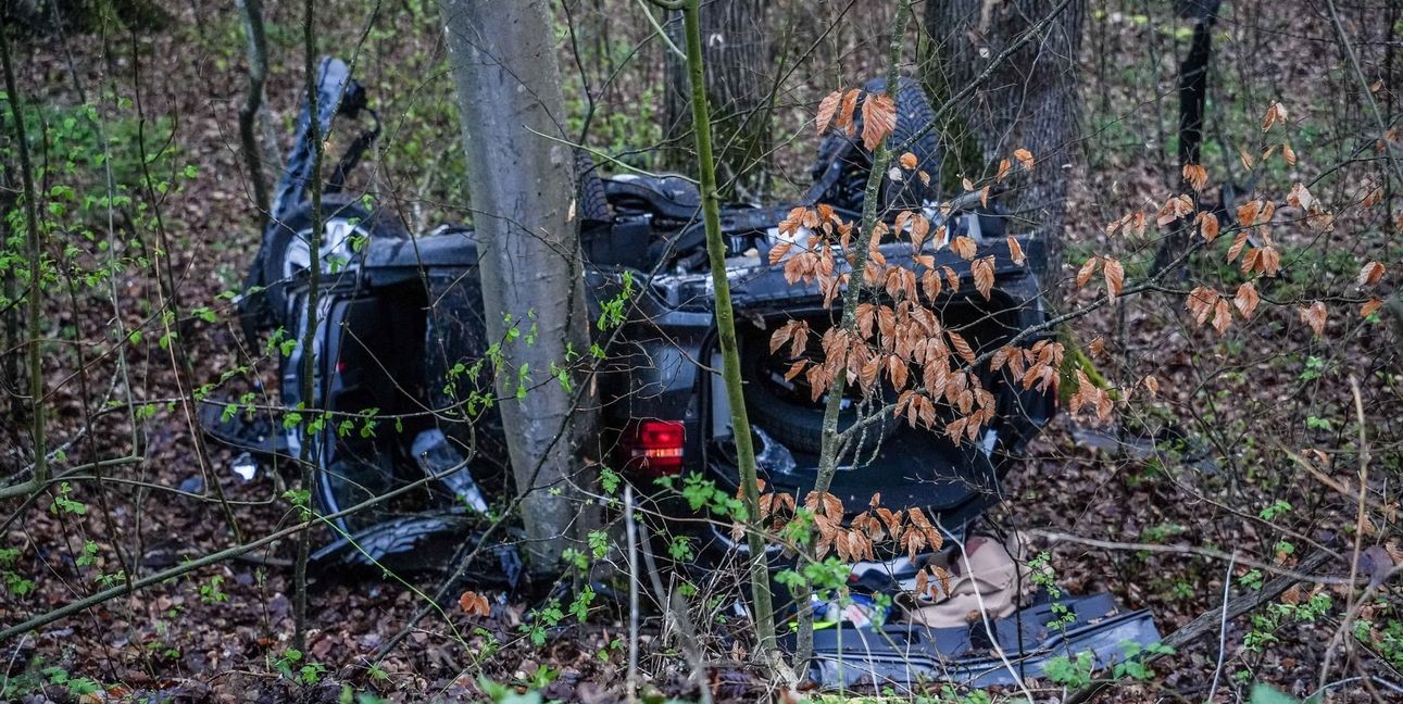 Das Auto musste mit einem Kran geborgen werden.