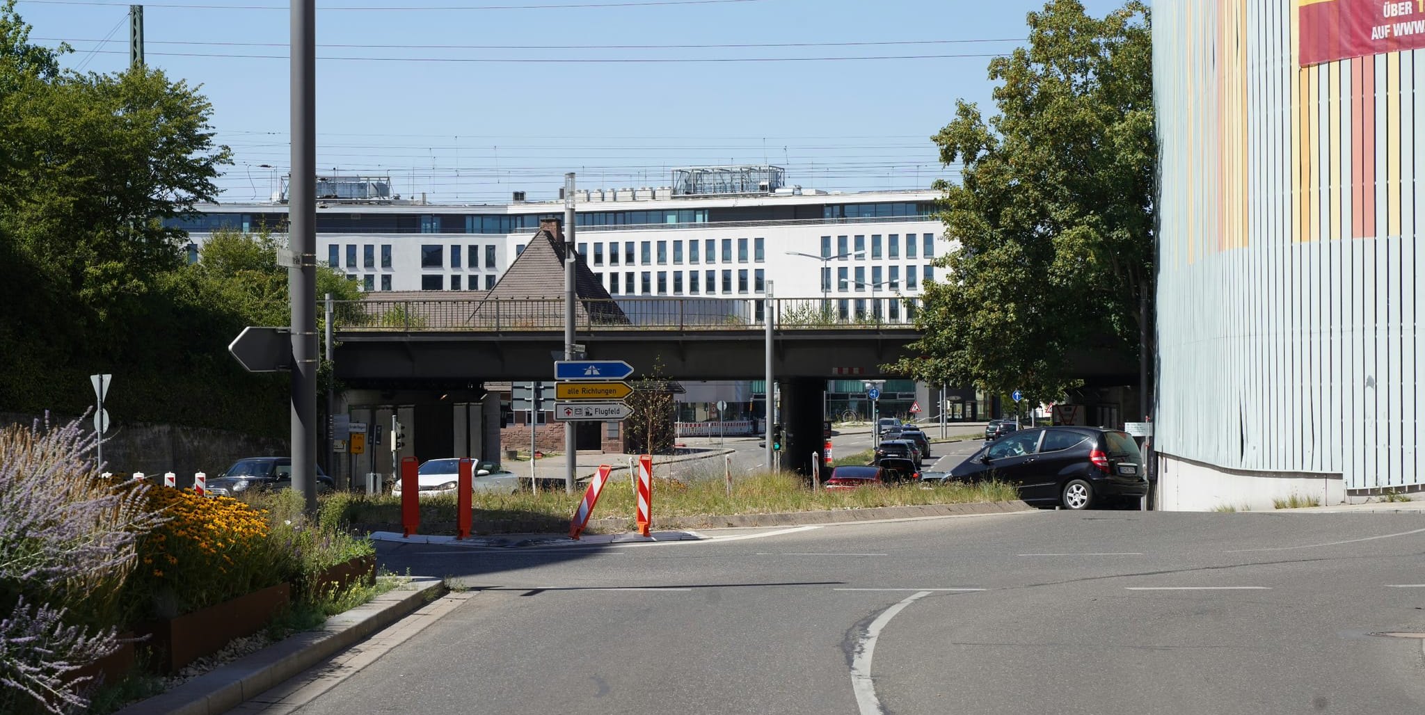 Ab Montag geht es ab dem Mercaden-Kreisel nicht mehr durch bis nach Sindelfingen, sondern nur noch bis zur Konrad-Zuse Straße. Die Umleitung in die Nachbarstadt erfolgt über die Talstraße, Sindelfinger Straße und Böblinger Straße.