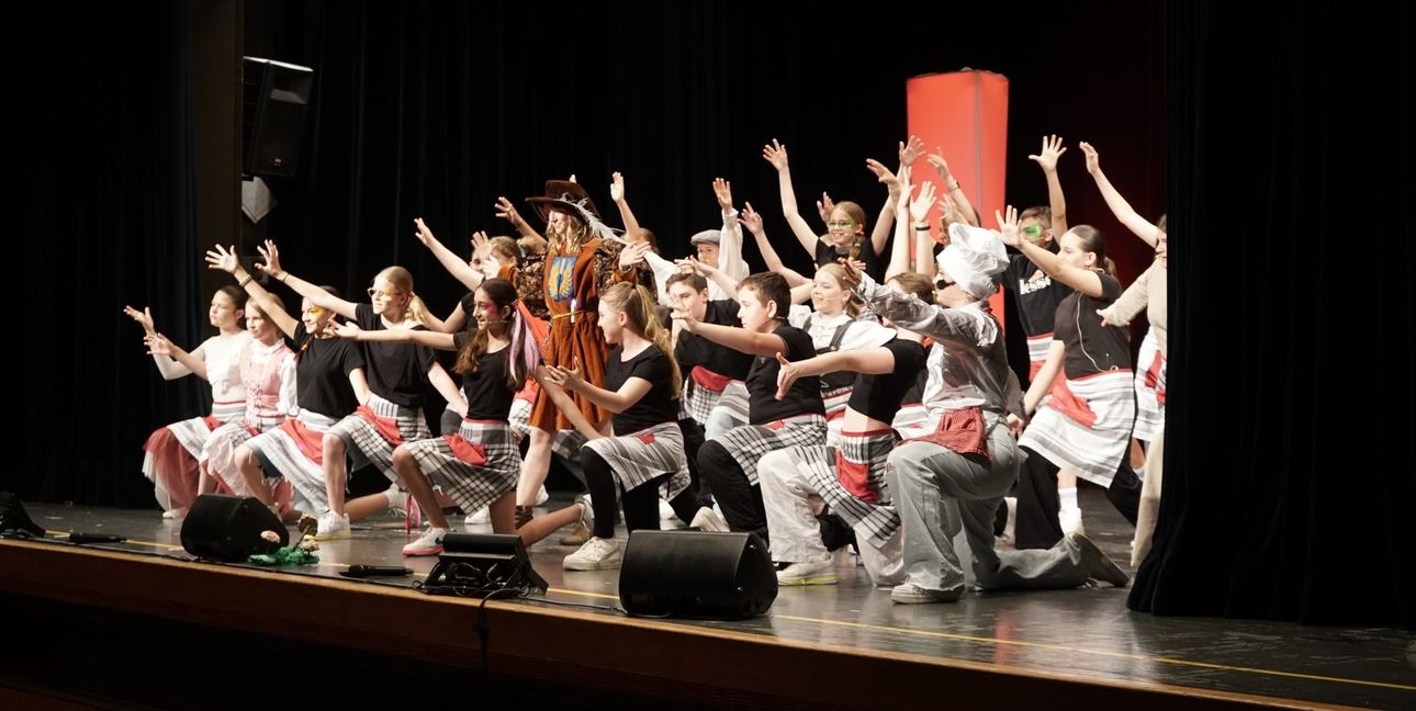 Auch Massenchoreografien gab es beim Schneewittchen-Musical.