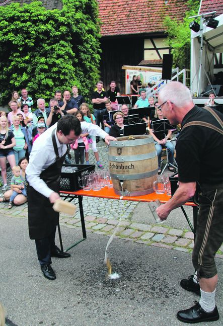 Beim Fassanstich von Bürgermeister Dr. Daniel Schamburek machte sich der Zapfhahn selbstständig. Bild: F. Müller