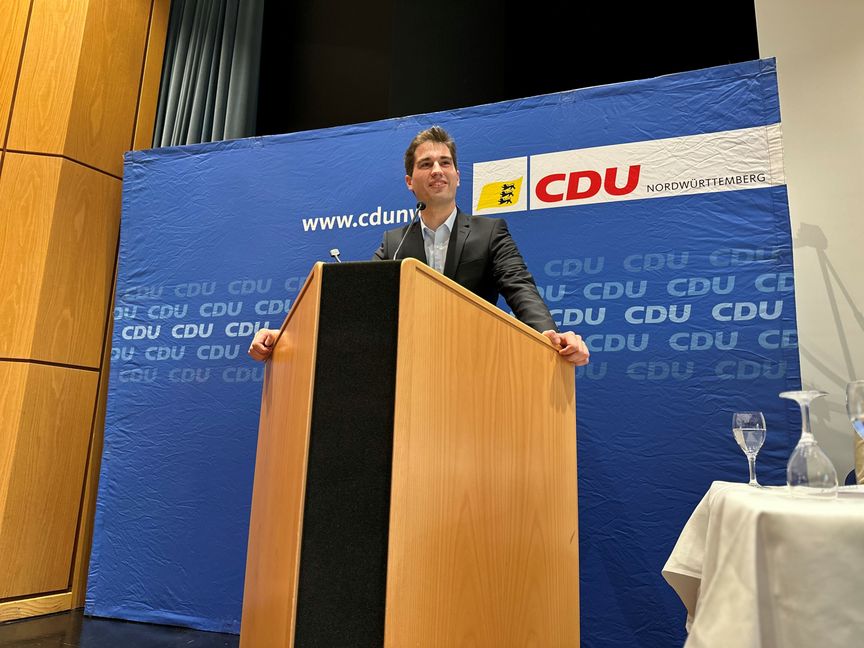 Louis Krahn bei seiner Rede in Denkendorf bei dem Nominierungs-Parteitag. Bild: z