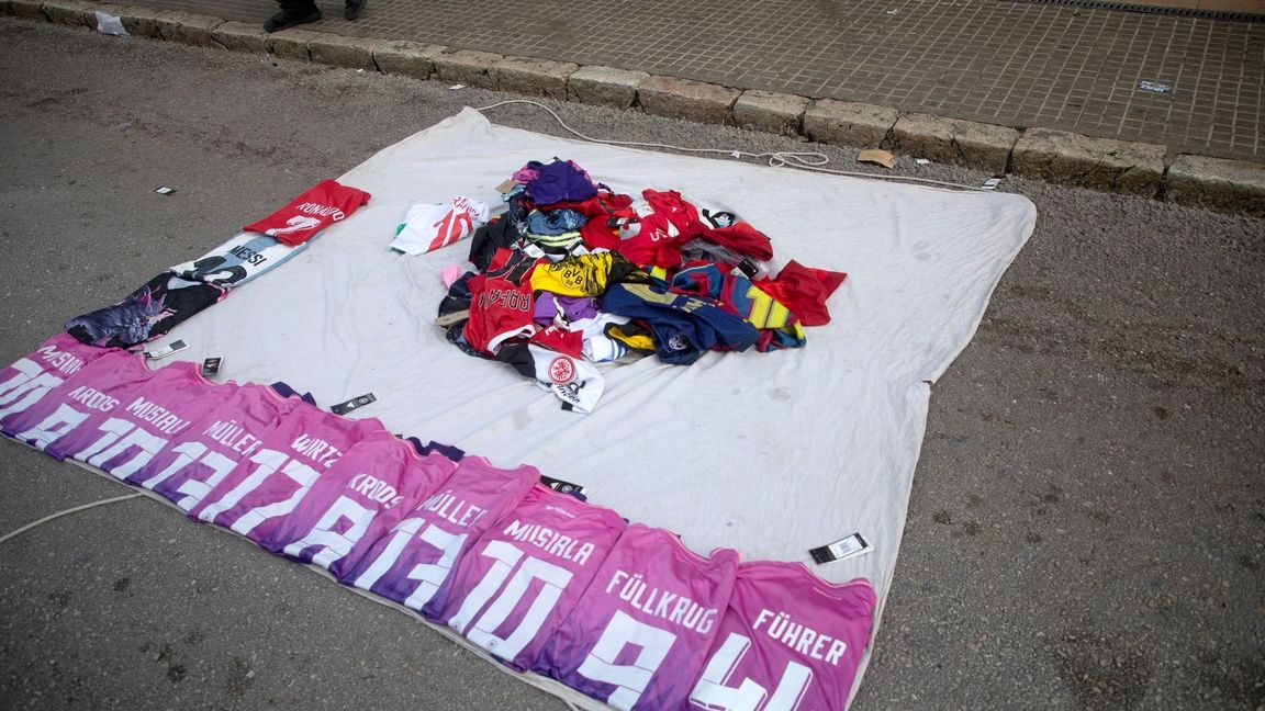 Gefälschte Trikots der deutschen Nationalmannschaft - unter anderem eines mit Nazisymbol und dem Schriftzug "Führer" - bei einem Straßenhändler in Mallorca (Symbolbilld)