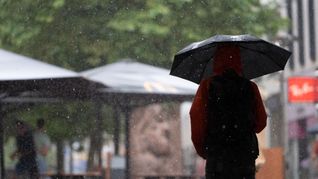 Zu Beginn der Woche sollten die Menschen draußen einen Regenschirm dabei haben.