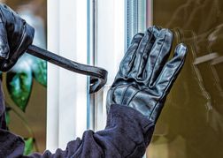 Die Einbrecher brachen ein gekipptes Fenster auf. 	Bild: Adobe Stock/Rainer Fuhrnann
