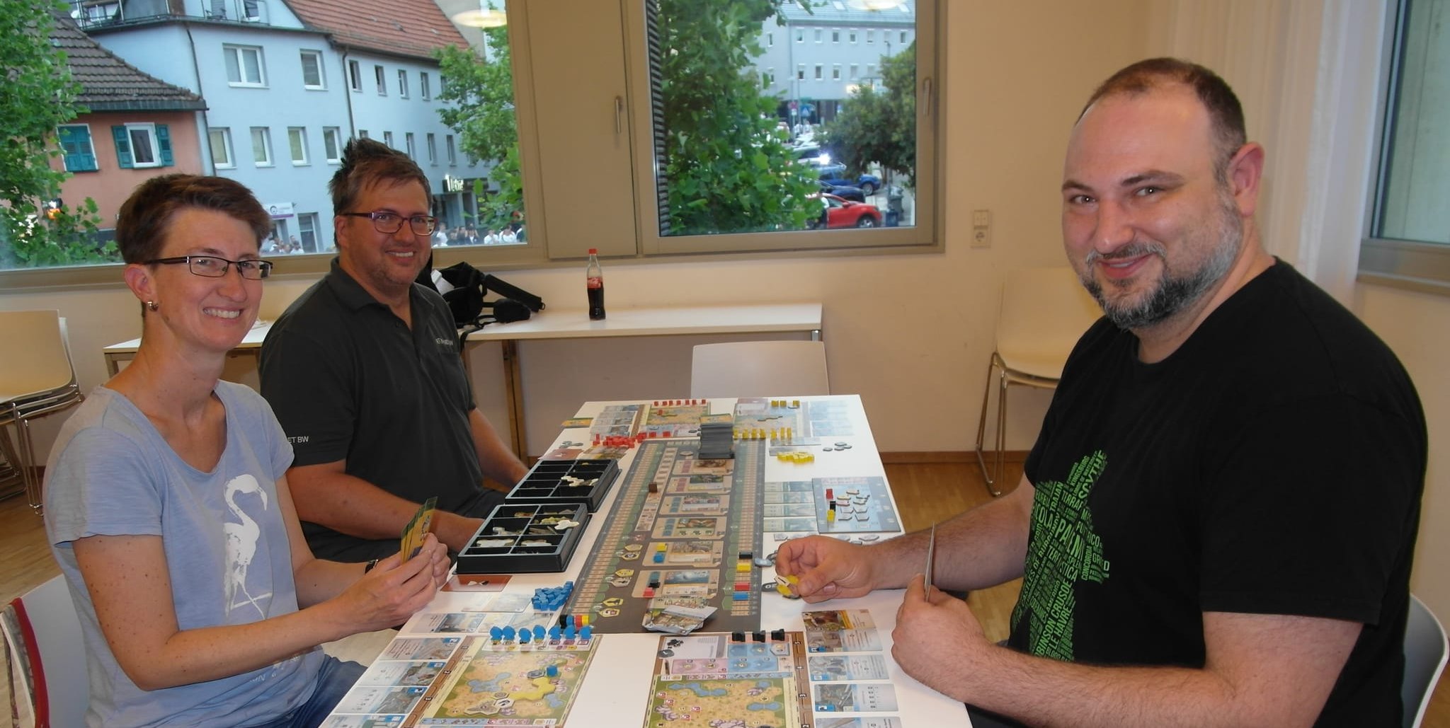 Bei einer Runde „Arche Nova“ entspannen die Vorstandsmitglieder des Böblinger Spielevereins FsF Steffie Schiele, Axel Restle und Paolo Capasso (von links) beim Brettspiel-Treffen im Böblinger Mehrgenerationenhaus „Treff am See“, der dort jeden Mittwoch ab 19 Uhr stattfindet. Vom 28. bis 30. Juni veranstaltet der Verein im Waldheim Tannenberg nach vier Jahren Pause wieder die Böblinger Spieletage Auryn.
