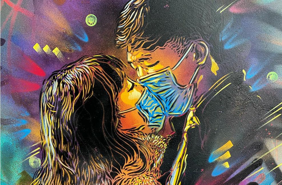 Der Street-Art-Künstler Christian Guemy hat auf einer Fassade eines Pariser Vororts das Gemälde „Liebe in Zeiten des Coronavirus“ gemalt.