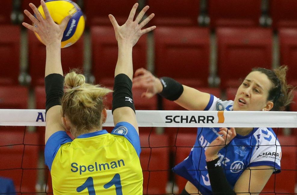 Voller Einsatz: Maria Segura Pallerés (re.) und Allianz MTV Stuttgart haben die Play-off-Halbfinalserie gegen den SSC Schwerin noch längst nicht aufgegeben. Foto: Baumann