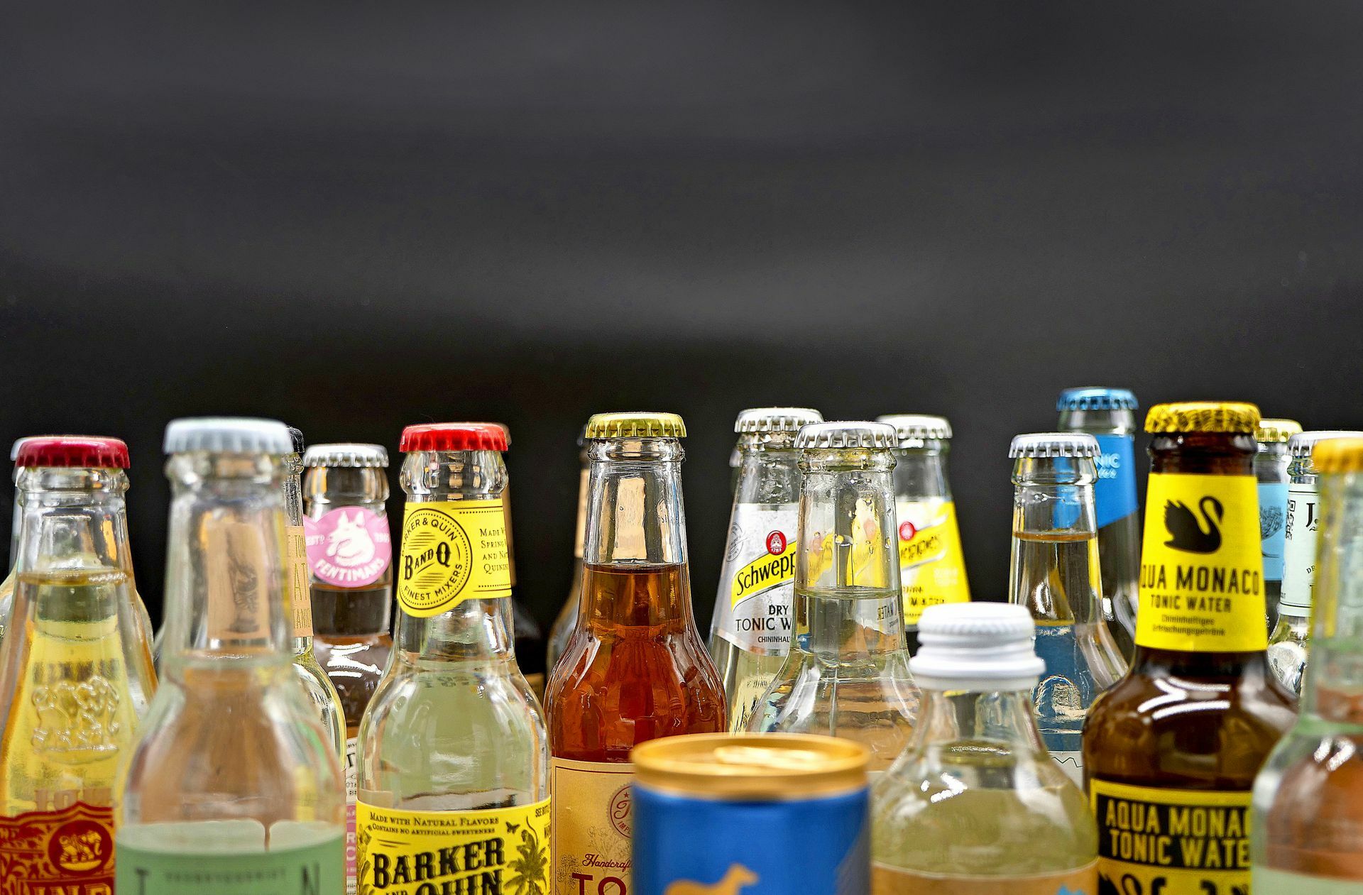 Sehr viele Firmen bieten inzwischen Tonic Water an. Wer sich einen Gin Tonic mix, hat also jede Menge Variationsmöglichkeiten, wie Peter Jauch in „Gin“, erschienen im AT Verlag, berichtet.
 Foto: Peter Jauch / AT Verlag