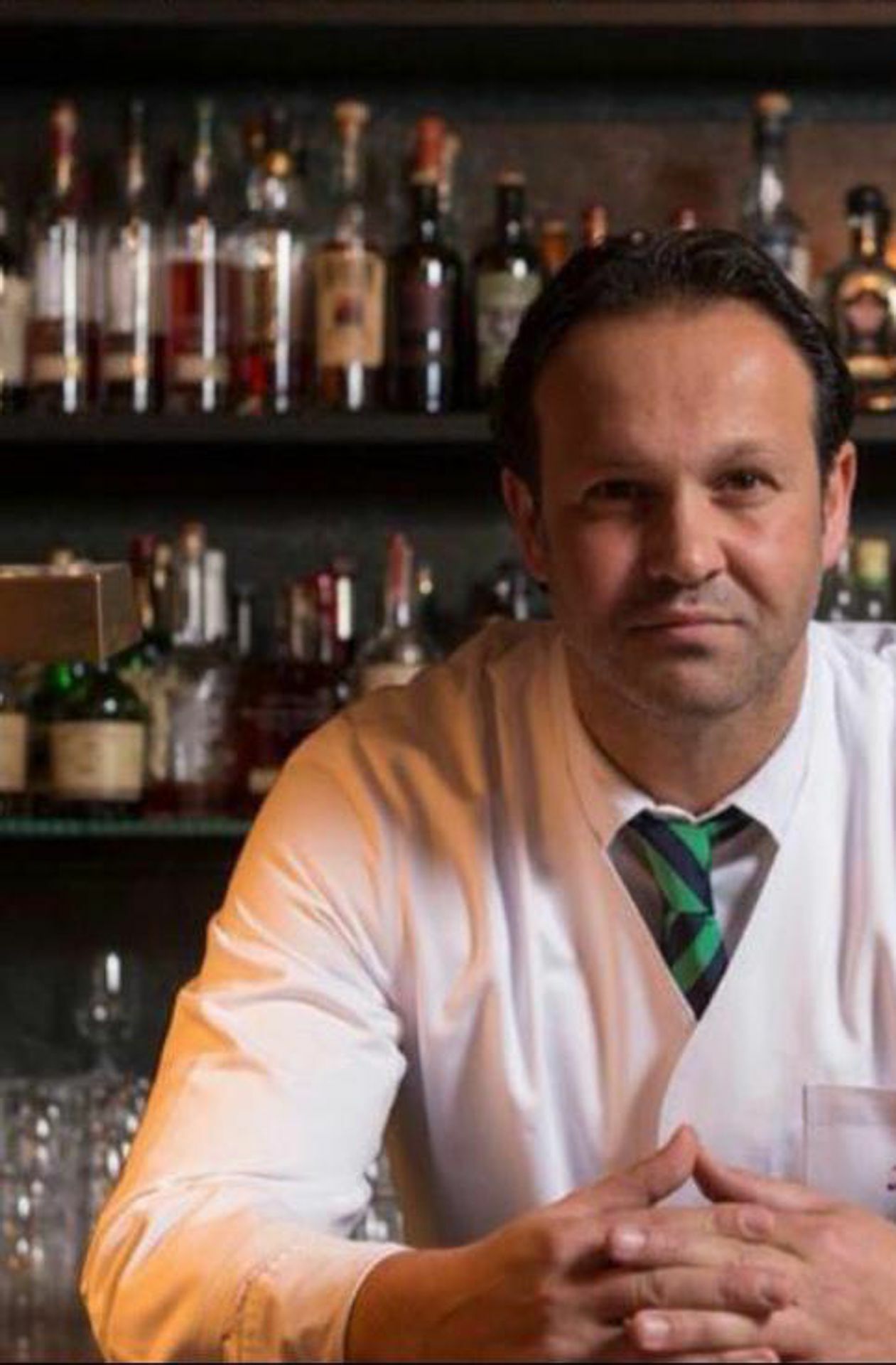 Kostas  Ignatiadis, Bartender in der Münchner Bar „Schumann’s, hat  den Gin- wie Tonic-Boom seit 2005 am Tresen erlebt. Er sagt: „So wie uns vor zehn Jahren täglich drei neue Gins in der Bar zum Test angeboten wurden, ist es jetzt mit den Tonics.“
 Foto: Privat