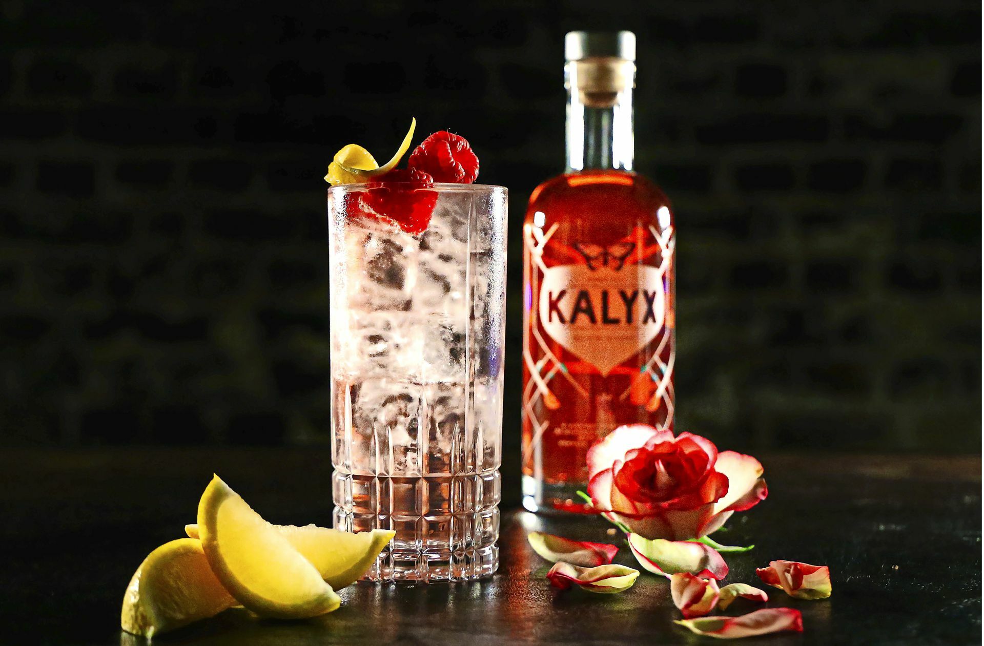 „Kalyx“ ist ein Tonic-Mixgetränk, das fruchtig blumig schmeckt, erfunden wurde es von dem Barexperten und Inhaber der Kölner Bar Little Link, Stephan Hinz. Dass er mit seinem Trendgespür schon oft richtig lag, wurde mit zahlreichen Preisen bestätigt, zuletzt die Auszeichnung „Innovativster Bartender 2020/21“.
 Foto: Hersteller/Cocktailkunst