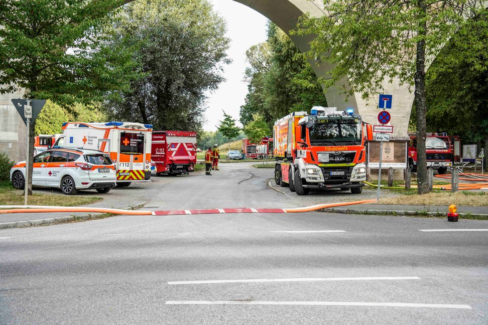Der Brandort an der Eselsmühle ist von der Feuerrwehr weitläufig abgesperrt. Bild: Dettenmeyer/SDMG