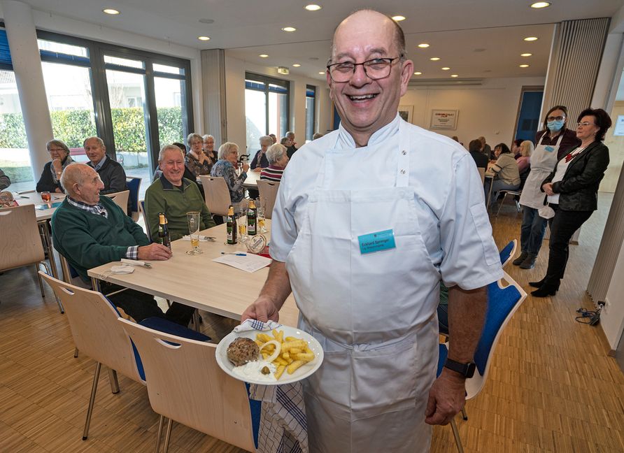 Eckard Sprenger mit dem griechischen Teller in der Begegnungsstätte Weil der Stadt. Rechts die Leiterin der Einrichtung Isolde Reinert und Helferin Karin Hübl. Bild: Richter