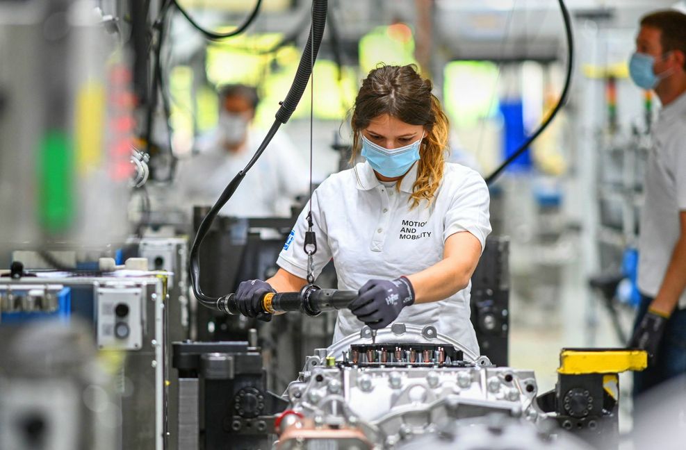 Eine Monteurin arbeitet in einem Werk  des Automobilzulieferers ZF Friedrichshafen an einem Getriebe für Lastwagen. ZF hat wie andere Autozulieferer auch den   Umsatz 2021 gesteigert.