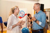 Ehrenpräsidentin Annette Bronder tauscht sich mit Sindelfingens Sportbürgermeister Christian Gangl aus.    Bild: Dettenmeyer