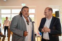 Hort Thome, dienstältestes Mitglied im VfL-Vorstand, mit OB Dr. Bernd Vöhringer.    Bild: Dettenmeyer