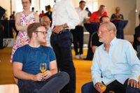 Jugendvorstand Max Reinhardt fachsimpelt mit Wolfgang Herzog (Fußball).   Bild: Dettenmeyer