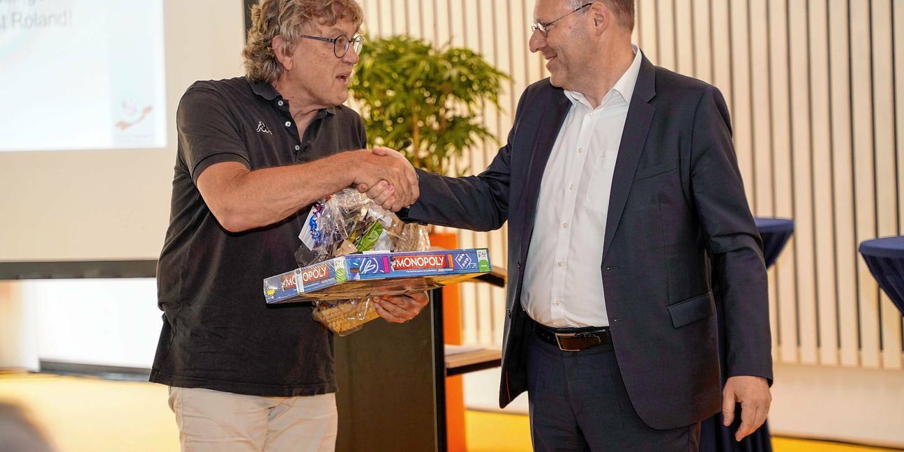 Roland Medinger freut sich über die Monopoly-Sindelfingen-Edition, die er von OB Dr. Bernd Vöhringer bekommt.    Bild: Dettenmeyer