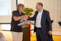 Roland Medinger freut sich über die Monopoly-Sindelfingen-Edition, die er von OB Dr. Bernd Vöhringer bekommt. Bild: Dettenmeyer