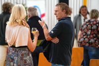 Sabine Mundle (VfL-Vorstand und Handball) mit Badminton-Abteilungsleiter Michael Häupler.    Bild: Dettenmeyer
