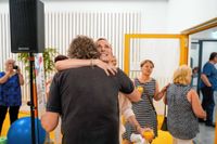 Das tut gut: Ehrenpräsidentin Annette Bronder herzt Roland Medinger.    Bild: Dettenmeyer