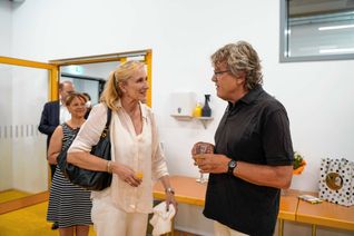 Roland Medinger beim Wiedersehen mit der Ehrenpräsidentin Annette Bronder.   Bild: Dettenmeyer