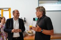 Sindelfingens Oberbürgermeister Dr. Bernd Vöhringer im lockeren Plausch mit Roland Medinger.   Bild: Dettenmeyer