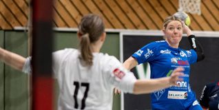 Janina Schandl von der HSG Böblingen/Sindelfingen kommt hier frei gegen Herrenbergs Torhüterin  Alexandra Harm zum Abschluss.