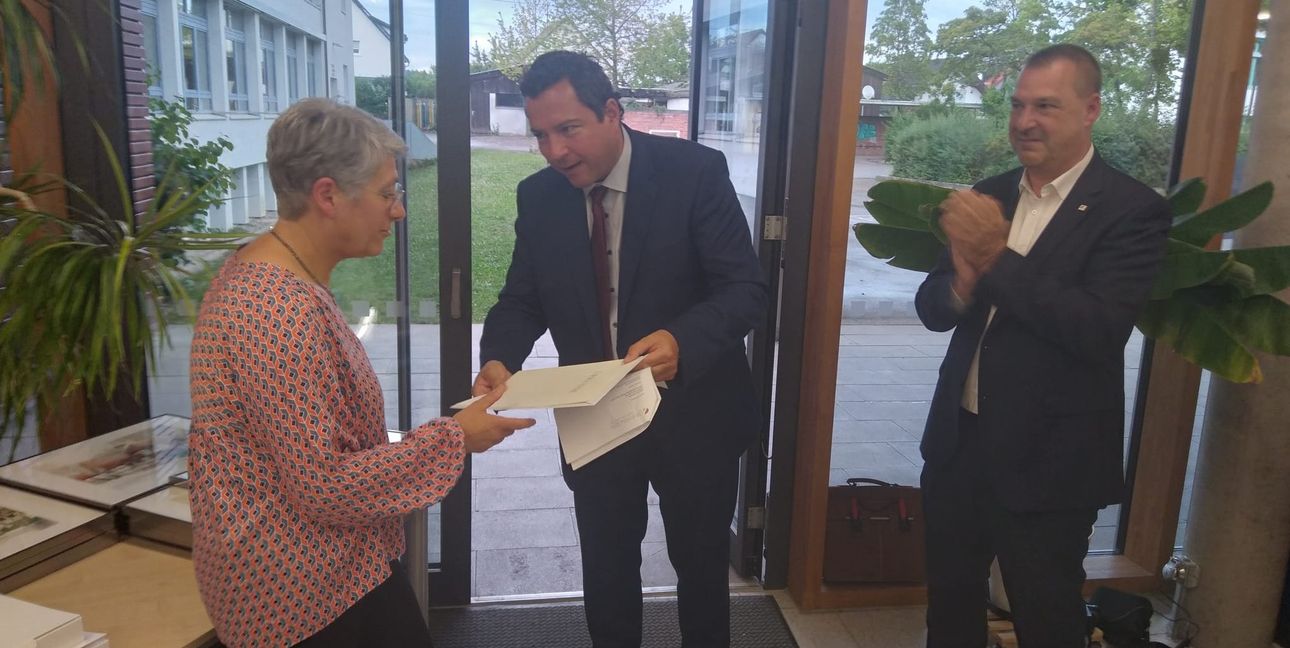Bürgermeister Thomas Riesch ehrt Yvonne Erhardt für fünf Jahre im Ortschaftsrat geehrt.