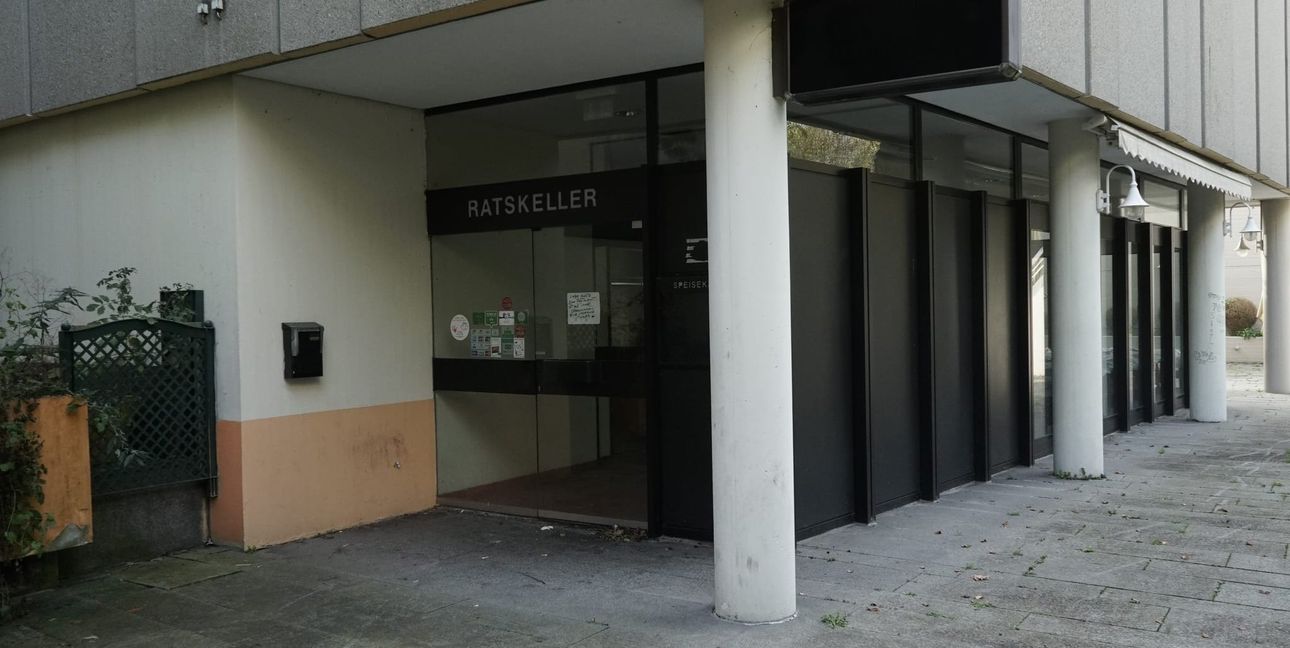 Ratskeller steht zwar noch drauf. Aber das sieht weder appetitlich aus noch gibt es Leckeres darin. Seit August 2021 ist das Restaurant zu.