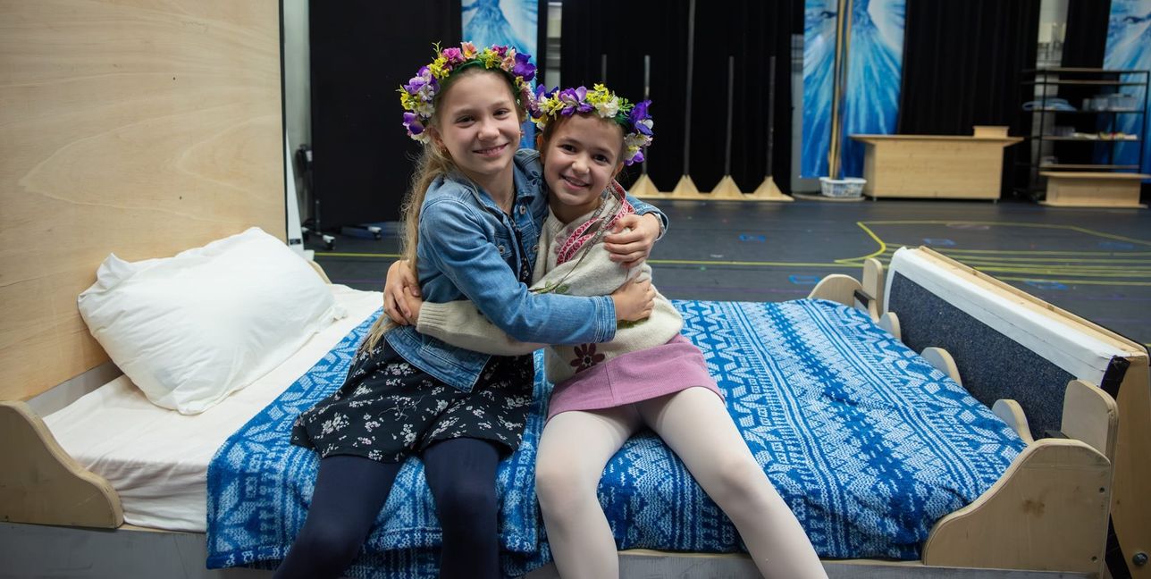 Bernice Deubler aus Darmsheim (links) und Lia-Su Günana aus Bad Cannstatt spielen zusammen  im Musical die Rollen von Elsa und Anna.Bilder: Nüßle