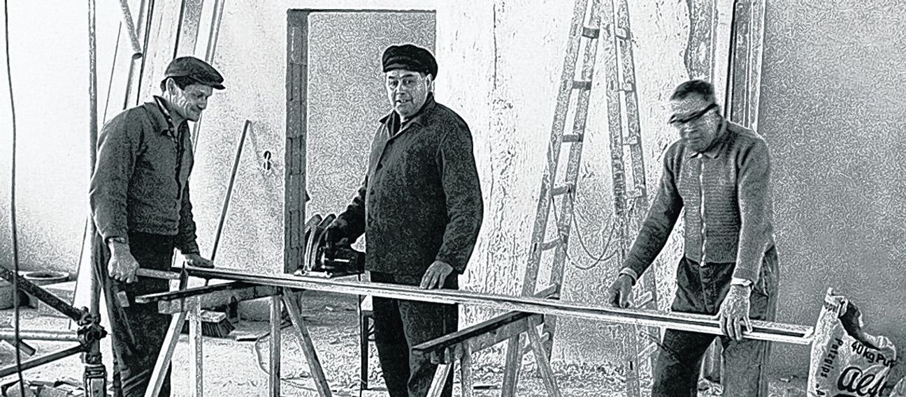 Friedrich Frank (Mitte) und Karl Breitling (rechts) gehörten zu den vielen fleißigen Helfern am Bau.