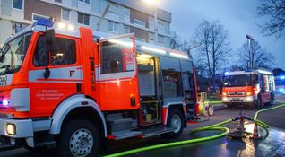 Die Feuerwehr bringt sich in der Warmbronner Straße in Position.       Bild: SDMG/Dettenmeyer
