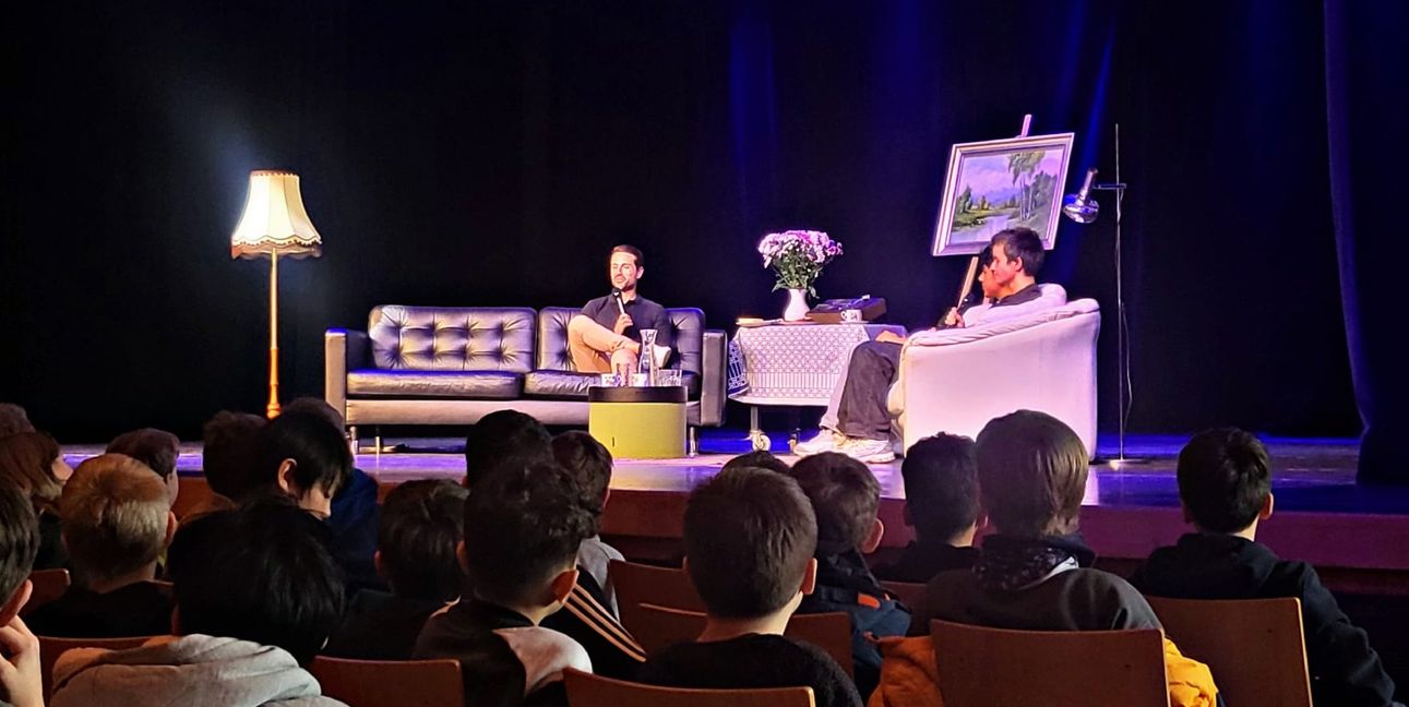 Im Gespräch auf dem Sofa vom Unterrieden-Gymnasium im Maichinger Bürgerhaus: Mirko Drotschmann, besser bekannt als Mr. Wissen2go.