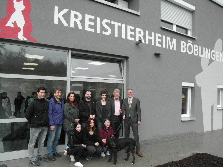Freude über das neue Kreistierheim: Björn Hinck (Vorstand Kommunalanstalt Kreistierheim), Pjotr Malachowski (Hausmeister, Betreuung Kleintiere), Ute Andok (Leitung), Torsten Alzinger (Verwaltung), Simone Hils (Tiermedizinische Fachangestellte), Wolf Eisenmann (Vorstand Kommunalanstalt Kreistierheim) und Landrat Roland Bernhard.	Bild: Staber