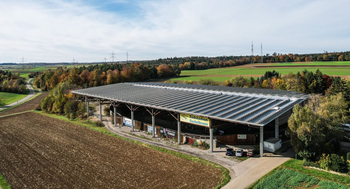 Das Radstadion in Öschelbronn ist im kommenden Juli ein Start- und Zielpunkt bei der Premiere des „Flugfeld-Giro“. Links auf dem Bild sieht man die Kreisstraße nach Mötzingen. Bild: Schmidt