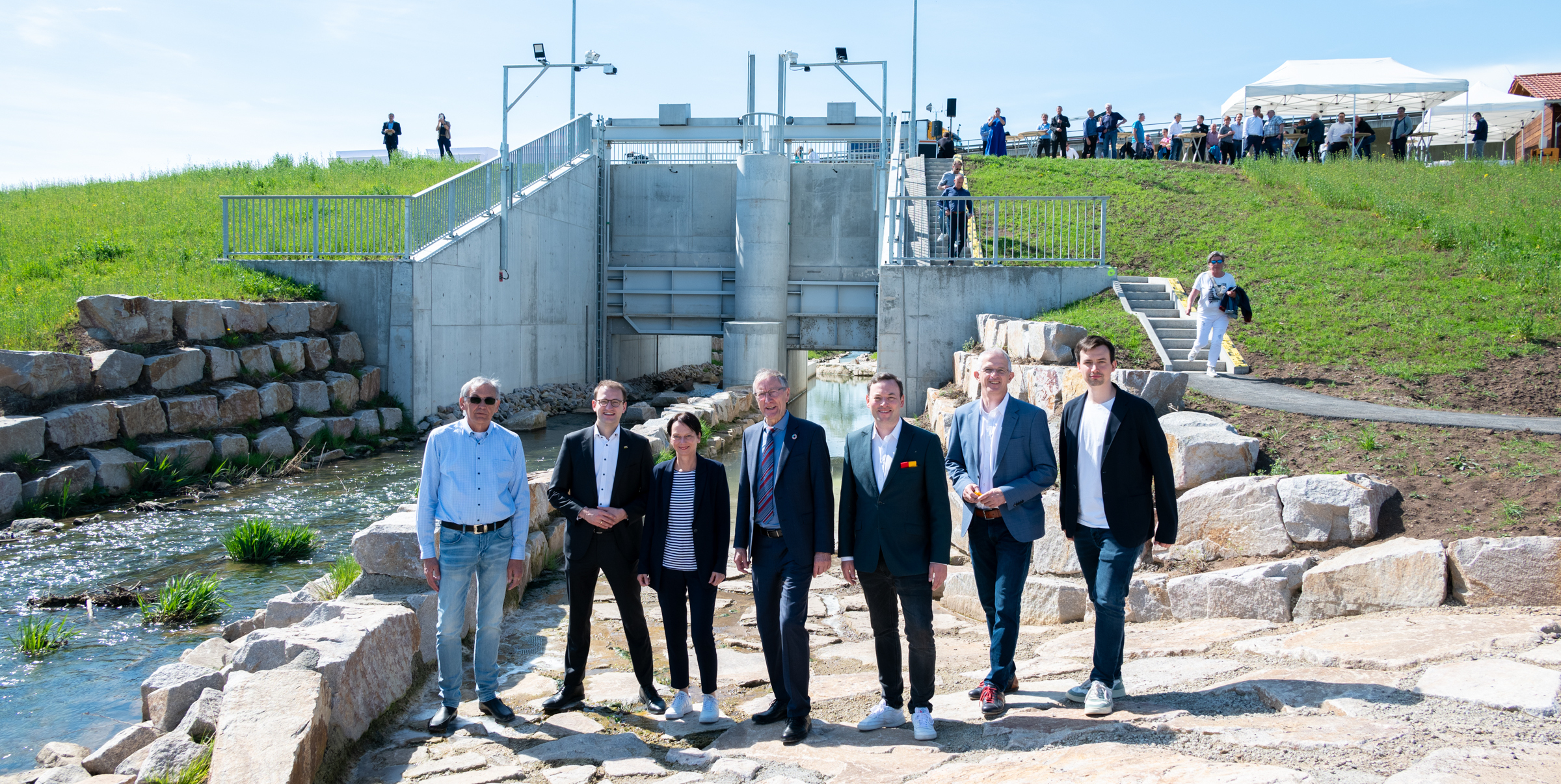 Offizielle Eröffnung durch Claus Unger (ehemaliger Ehninger Bürgermeister), MdL Matthias Miller, den Ehninger Bürgermeister Lukas Rosengrün, die Regierungspräsidentin Susanne Bay, Landrat Roland Bernhard, Jörg Koch (Ingenieurbüro Wald & Corbe) und Gfrörer Tim von der ausführenden Baufirma Gfrörer (von links). Bild: Nüßle