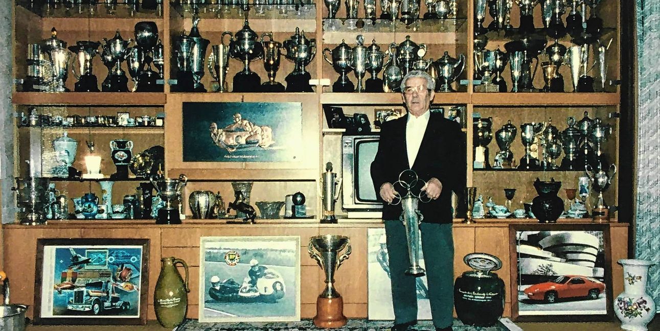 Der Sindelfinger Otto Schmid mit seiner Pokalsammlung zuhause in der Wurmbergstraße.