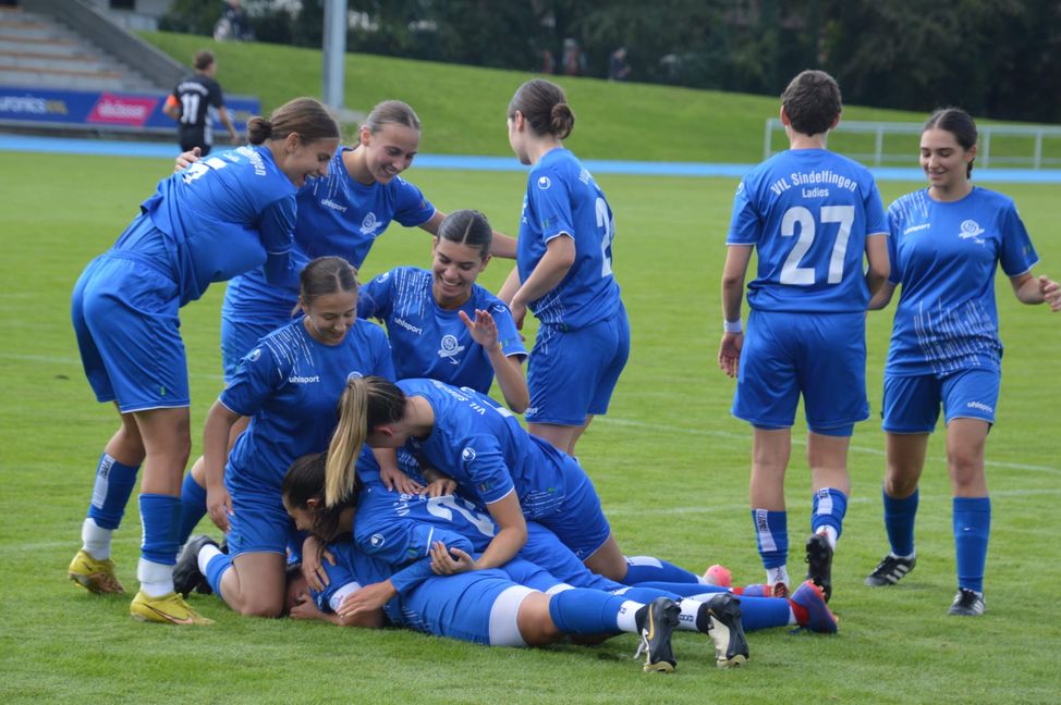 Annika Hagemann (am Boden liegend) hat soeben den 2:1-Siegtreffer für die VfL Sindelfingen Ladies zum Saisonauftakt gegen den FV Bellenberg
erzielt.