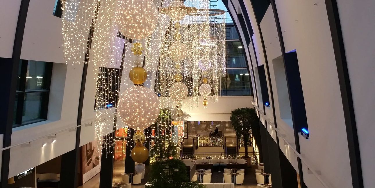 Die Mercaden erstrahlen in weihnachtlichem Glanz.