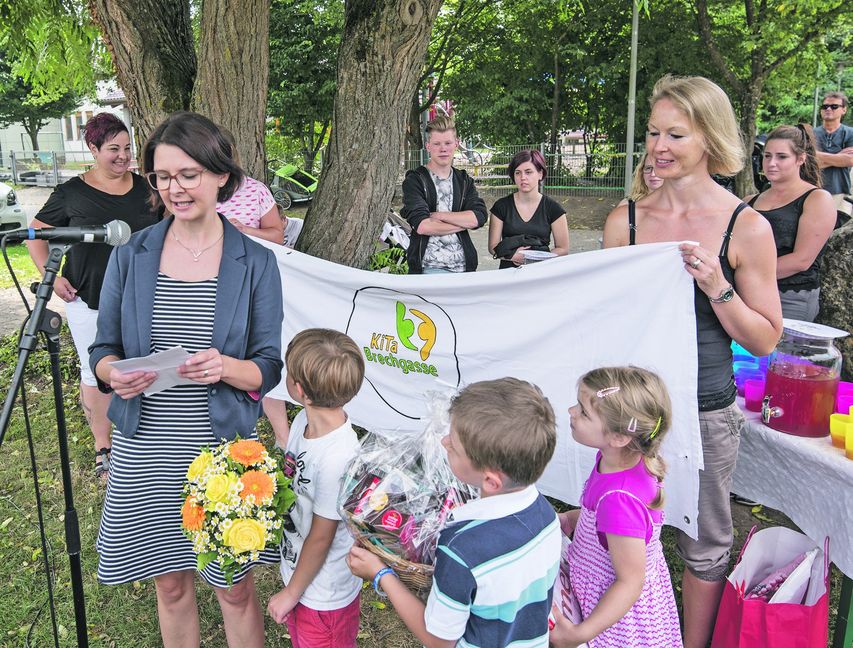 Die stellvertretende Elternbeiratsvorsitzende, Susanne Steigüber, bedankte sich bei den Erzieherinnen der Kindertageseinrichtung Brechgasse. Bild: Richter