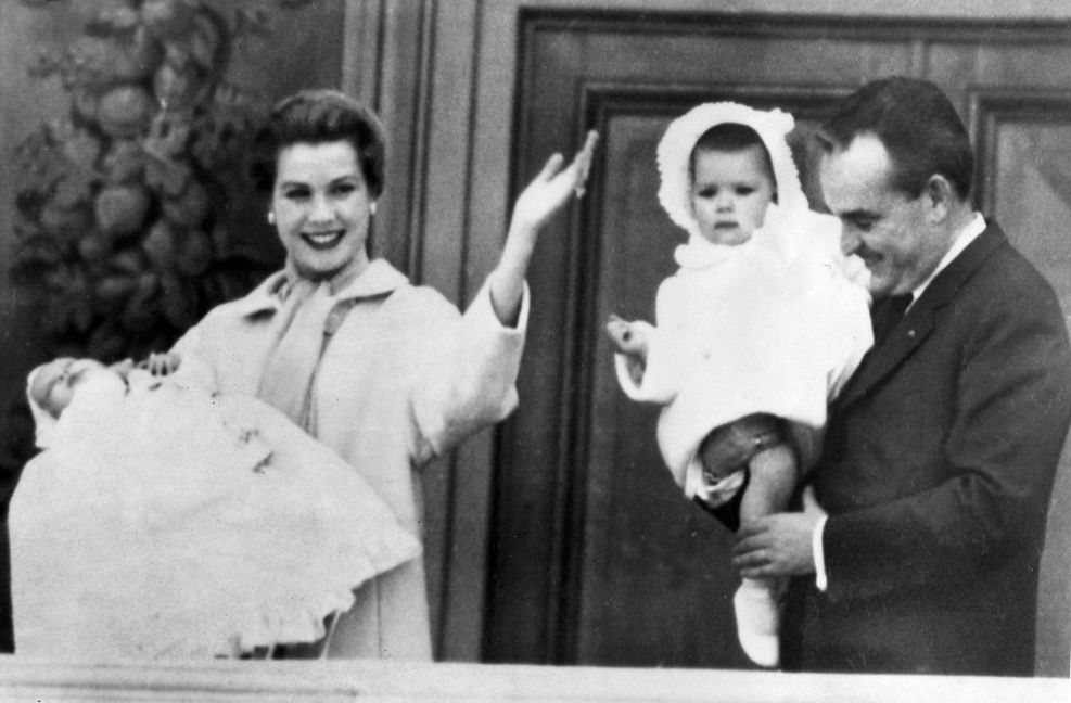 Recht schnell kamen die Kinder Caroline (auf Papas Arm) und Albert (auf Mamas Arm) zur Welt. Später folgte Nesthäkchen Stephanie. Foto: dpa/UPI