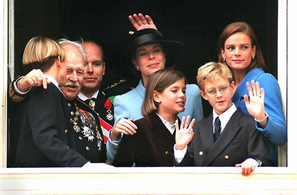 Beim Nationalfeiertag zeigt sich die Familie auf dem Balkon des Palasts und winkt dem Volk zu – hier 1997. Foto: AFP/Patrick Hertzog