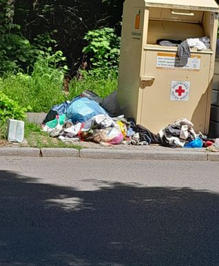 Müll an den Containern beim Hotel Eichholz Ende Oktober.