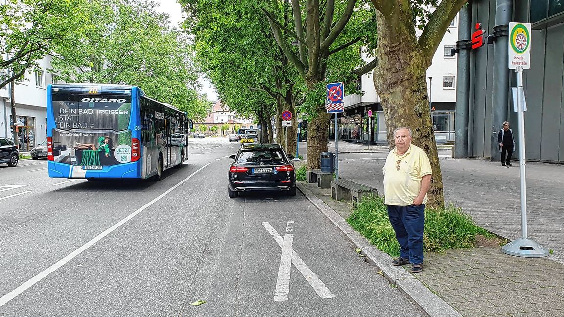 Ibrahim Sarikaya, Geschäftsführer der Taxizentrale Sindelfingen-Böblingen, am bisherigen Taxistand. Seinen Wagen hat er für das Foto hingestellt. Rechts das Schild, das die Ersatzbushaltestelle ausweist.